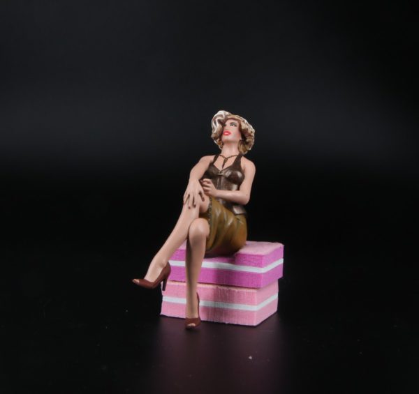 Painted Resin Figure of Woman (A8079 Z295)
