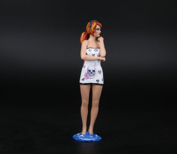 Painted Resin Figure of Woman (A8184 Z879)