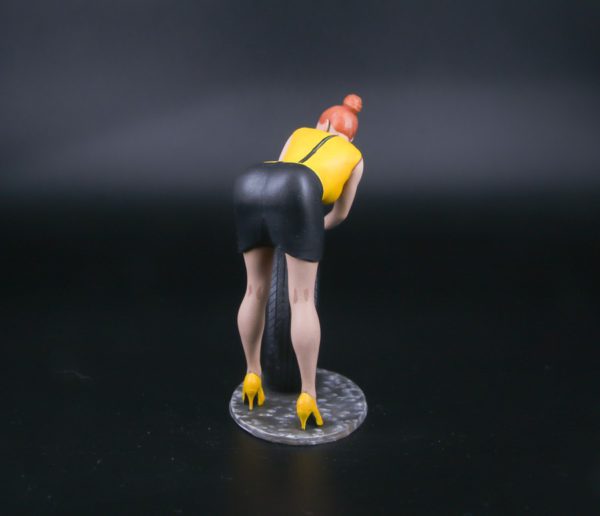 Painted Resin Figure of Woman (A8208 Z524)