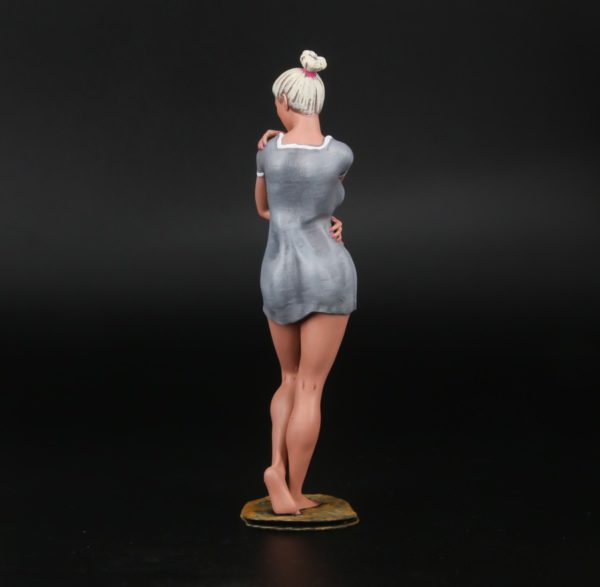 Painted Resin Figure of Woman (A8226 Z862)