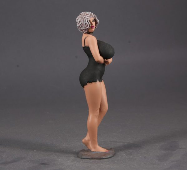 Painted Resin Figure of Woman (A8516 Z310)