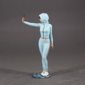 Painted Resin Figure of Woman (A8521 Z338)