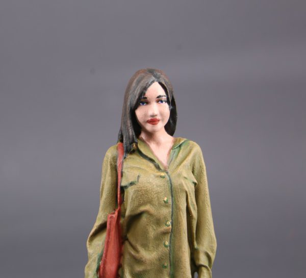 Painted Resin Figure of Woman (A8607 Z538)