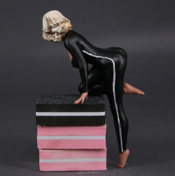 Painted Resin Figure of Woman (A8709 Z240N)