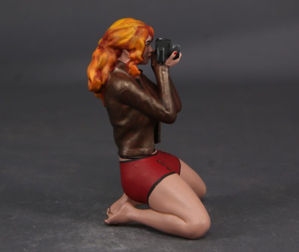 Painted Resin Figure of Woman (A8745 Z518)