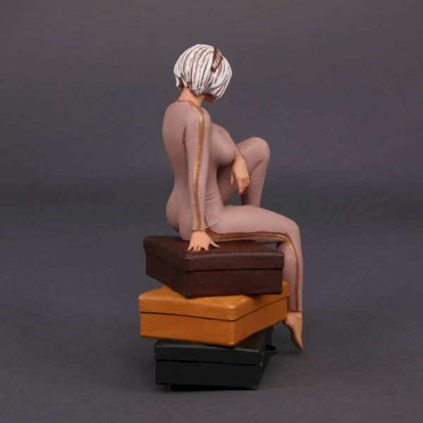 Painted Resin Figure of Woman (A9111 Z152)
