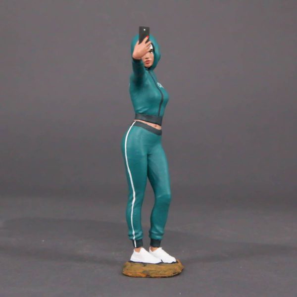 Painted Resin Figure of Woman (A9182 Z338)