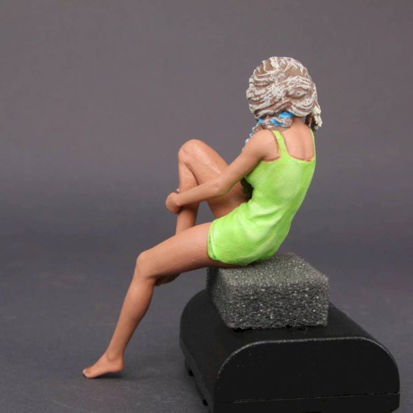 Painted Resin Figure of Woman (A9422 Z84A)