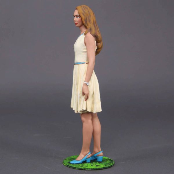 Painted Resin Figure of Woman (A9445 Z859)