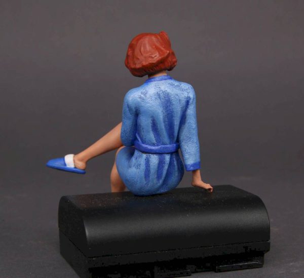 Painted Resin Figure of Woman (A9637 Z134A)