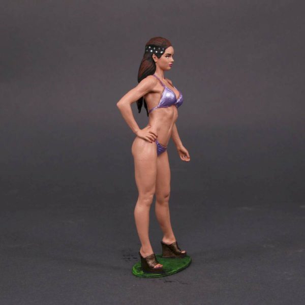 Painted Resin Figure of Woman (A9653 Z850)