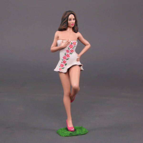 Painted Resin Figure of Woman (A9912 D43)
