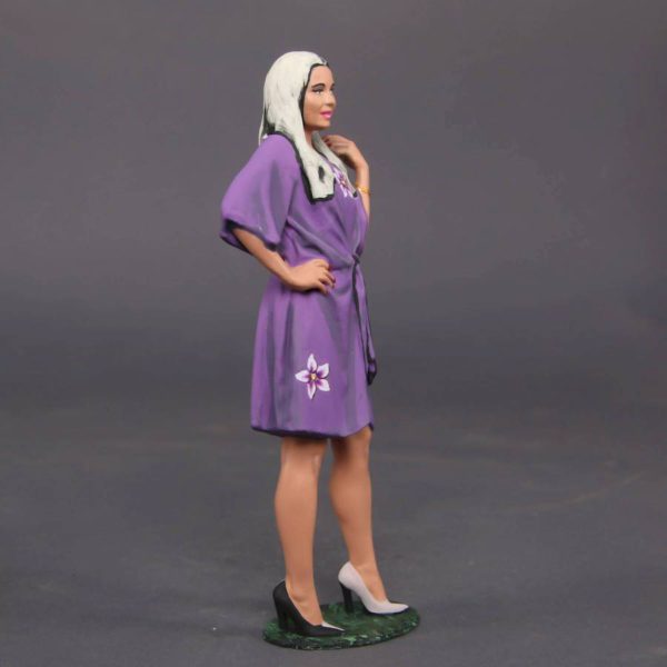 Painted Resin Figure of Woman (A9933 Z807)