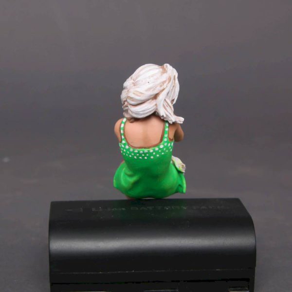 Painted Resin Figure of Woman (A9968 Z84)