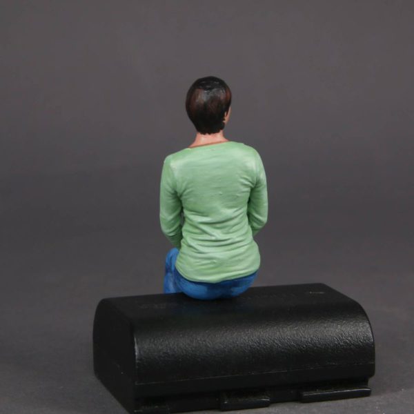 Painted Resin Figure of Woman (A1129 Z596)