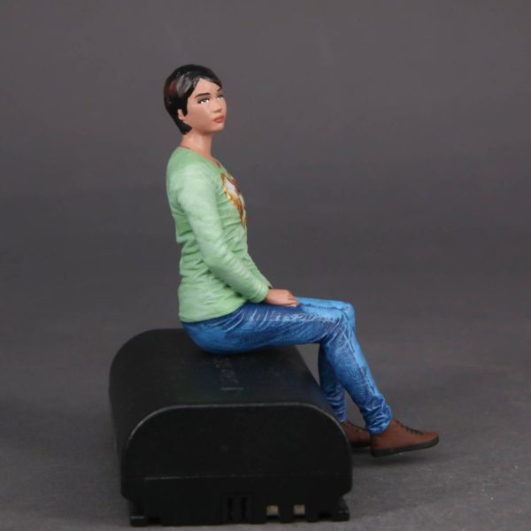 Painted Resin Figure of Woman (A1129 Z596)